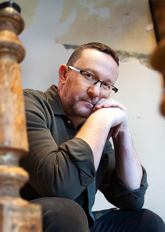 Portret autora kryminałów w plenerze we Wrocławiu