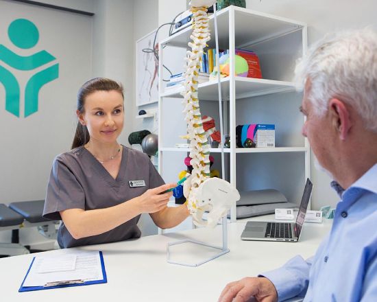Zdjęcia dla fizjoterapeutów i klinik - specjaliści przy pracy